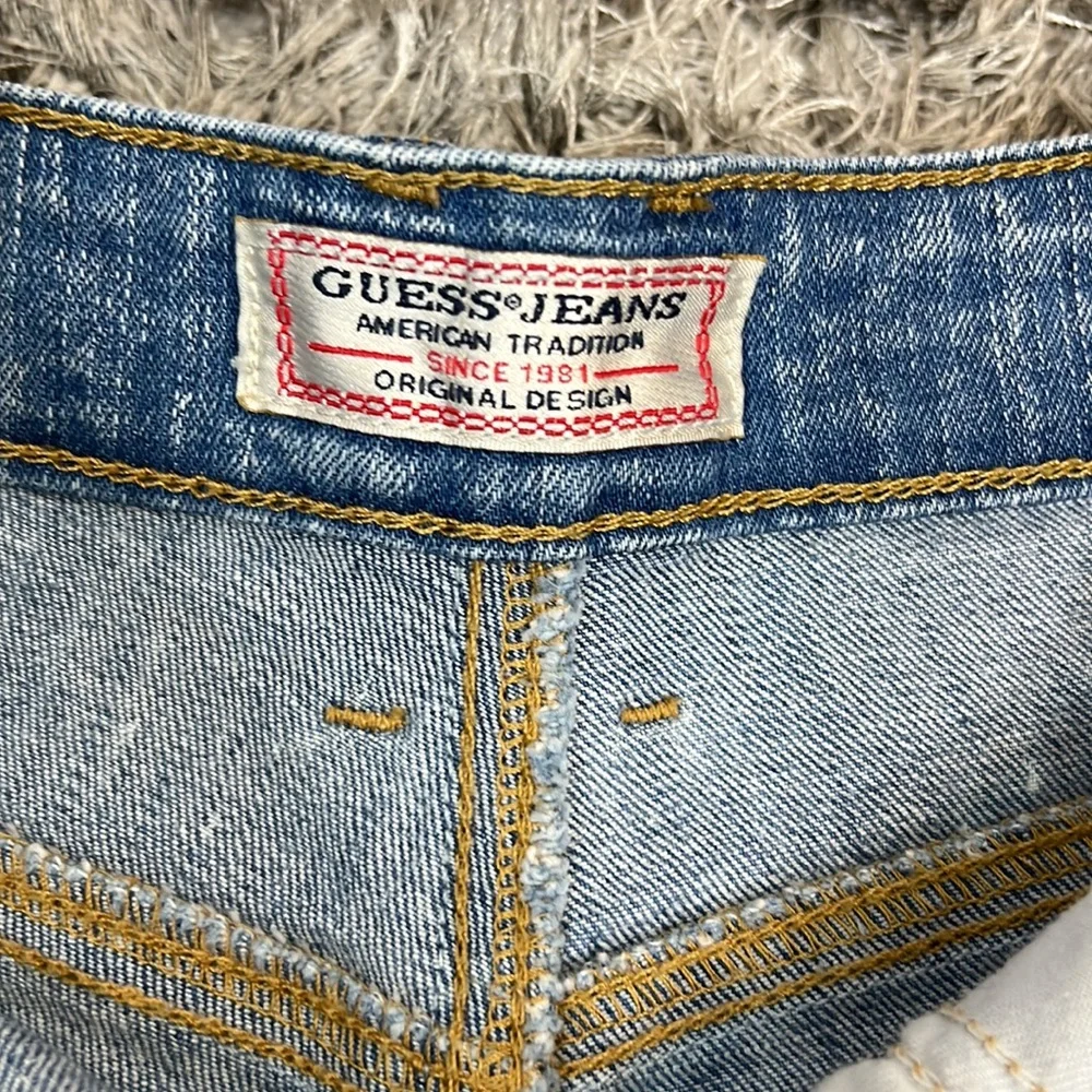 Vintage Guess High Rise Light Wash Distressed Denim Shorts - Picture 4 of 7
